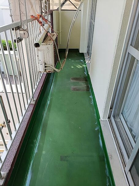 マンションの劣化したベランダ