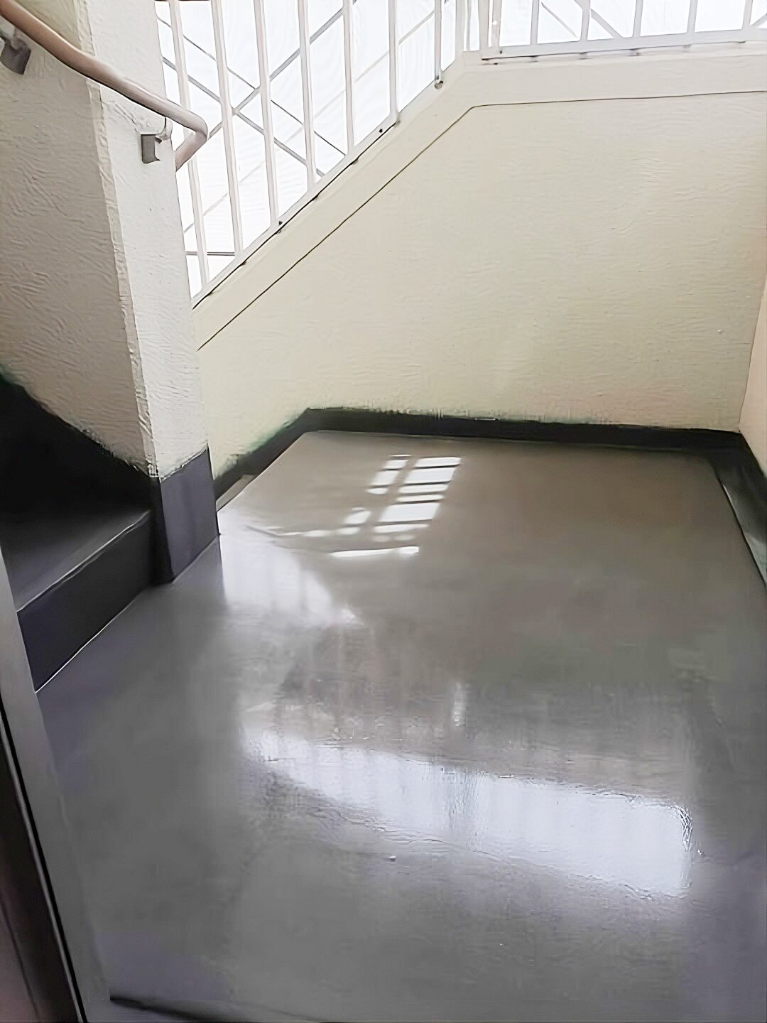 マンション階段の防水工事施工後