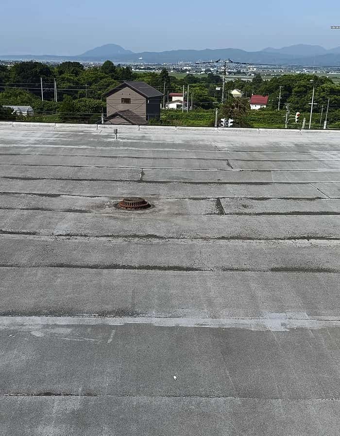函館市近郊マンション屋上施工前、防水材の砂が無くなってる屋上