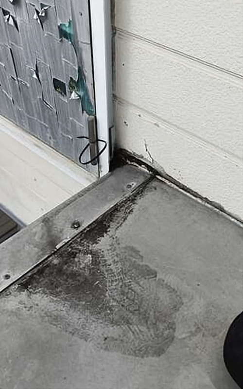 函館工場の1階屋根上部の板金ジョイント部劣化部防水工事施工前