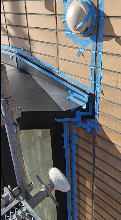 函館の戸建て住宅の出窓部分からの漏水に対し、板金取り換え施工前のマスキングテープはりした後の風景