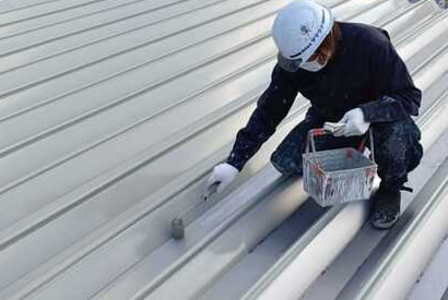 折半屋根を塗装している風景