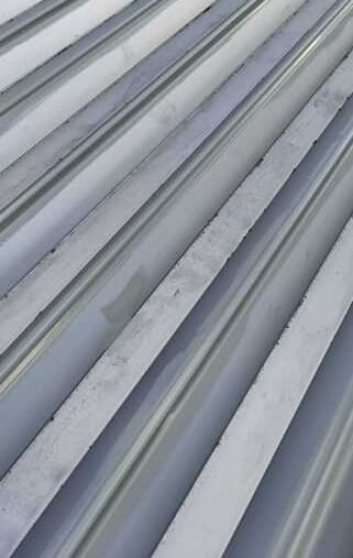 折半屋根を塗装する前。汚れ・一部錆様あり