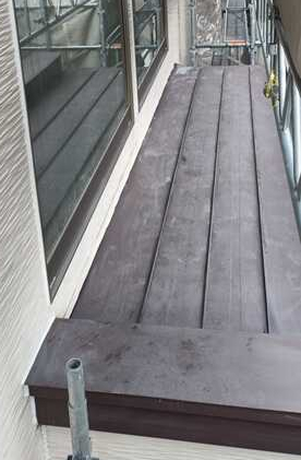 函館市戸建て住宅玄関フード上のサビや色褪せが目立つ劣化した屋根