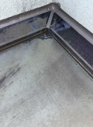 函館市内施設の防水工事後の屋上シーリング部