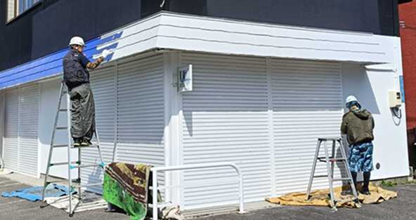 函館市内の住宅屋根の塗装施工中風景
