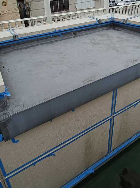 函館市内施設の既存塩ビ防水へのウレタン防水工事前